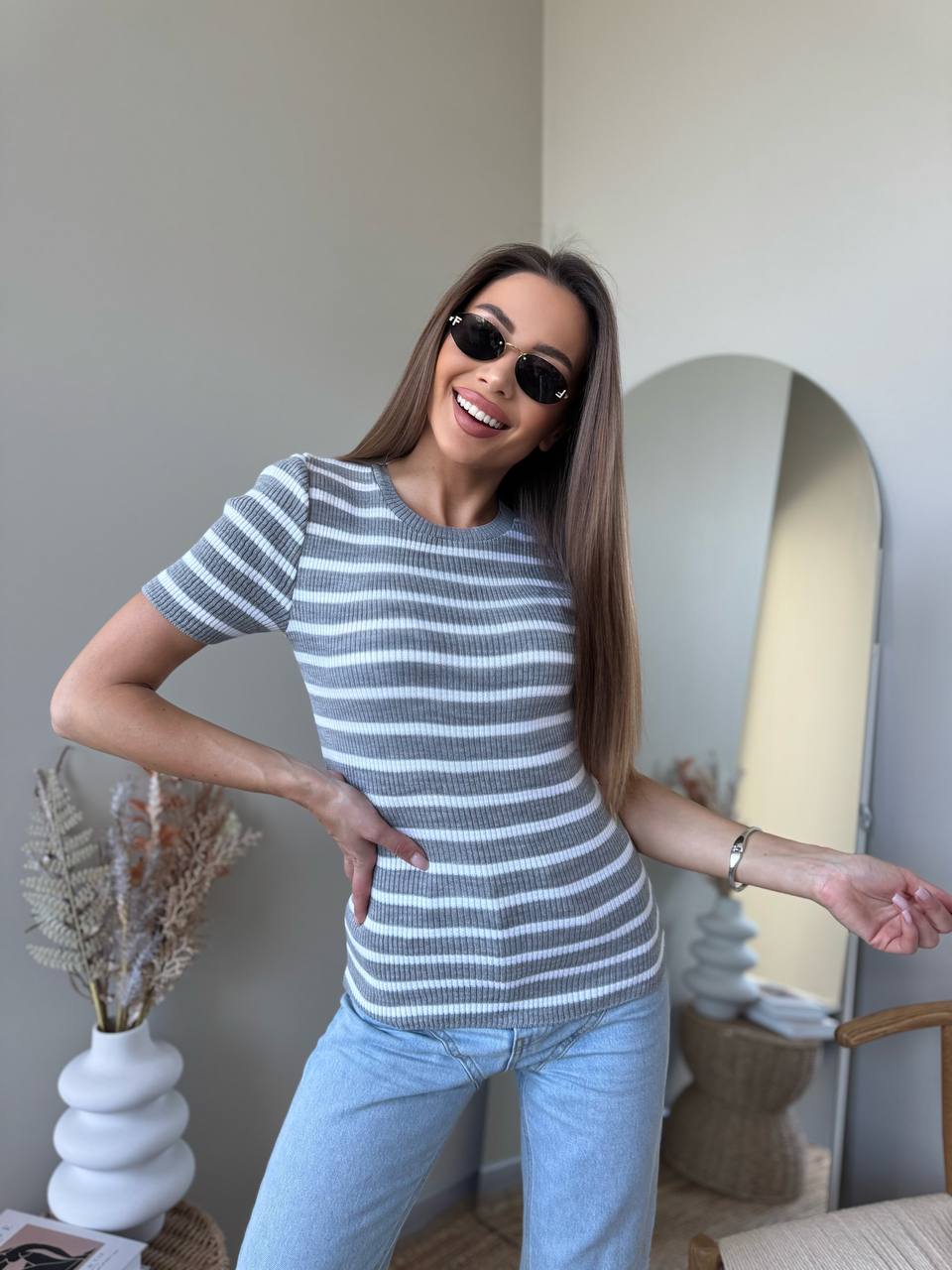 Жіноча футболка в рубчик, у смужку сiрого кольору 32845