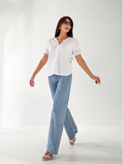 Жіноча бавовняна футболка з камінням на рукавах білого кольору 33506