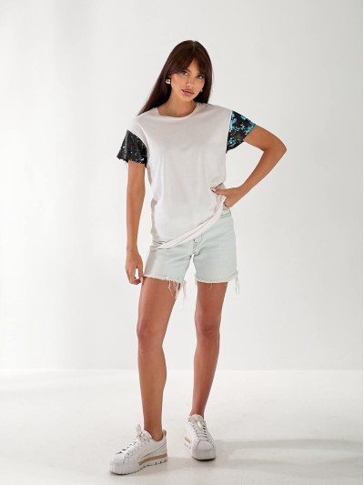 Жіноча бавовняна футболка з паєтками на рукавах білого кольору 33507