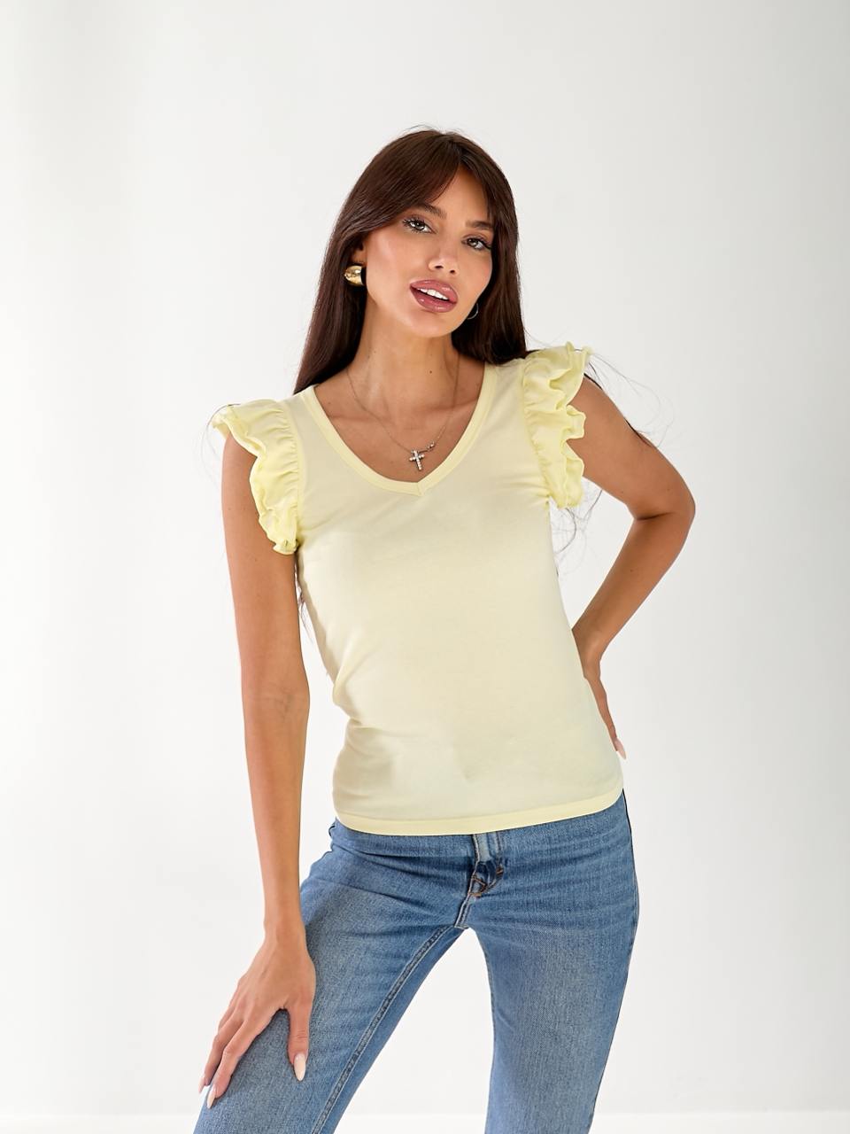 Жіноча бавовняна футболка з рюшами жовтого кольору 33267