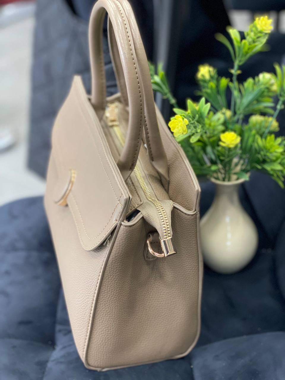 Жіноча класична сумка з еко-шкіри бежевого кольору 32238