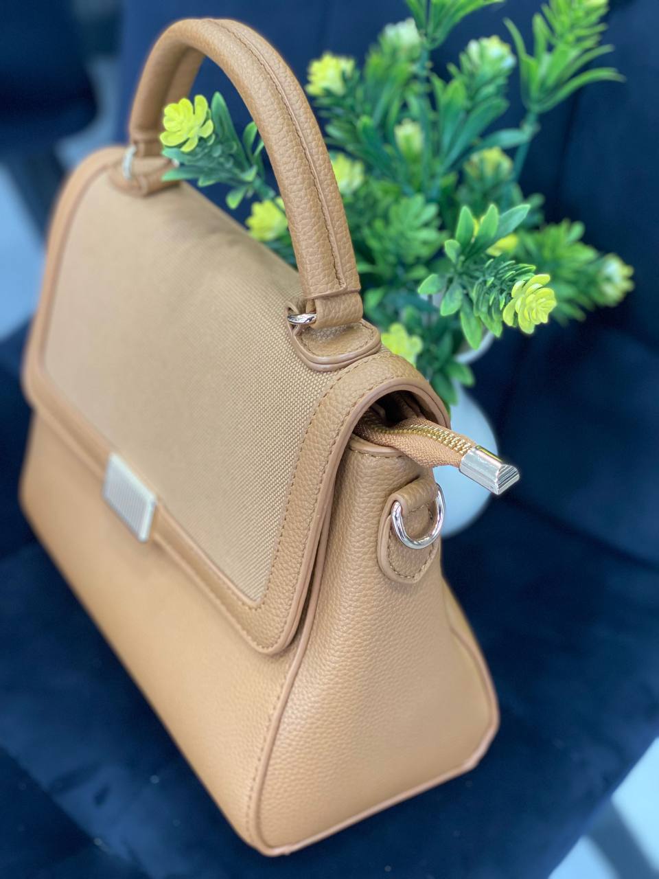 Жіноча класична сумка з еко-шкіри бежевого кольору 32260