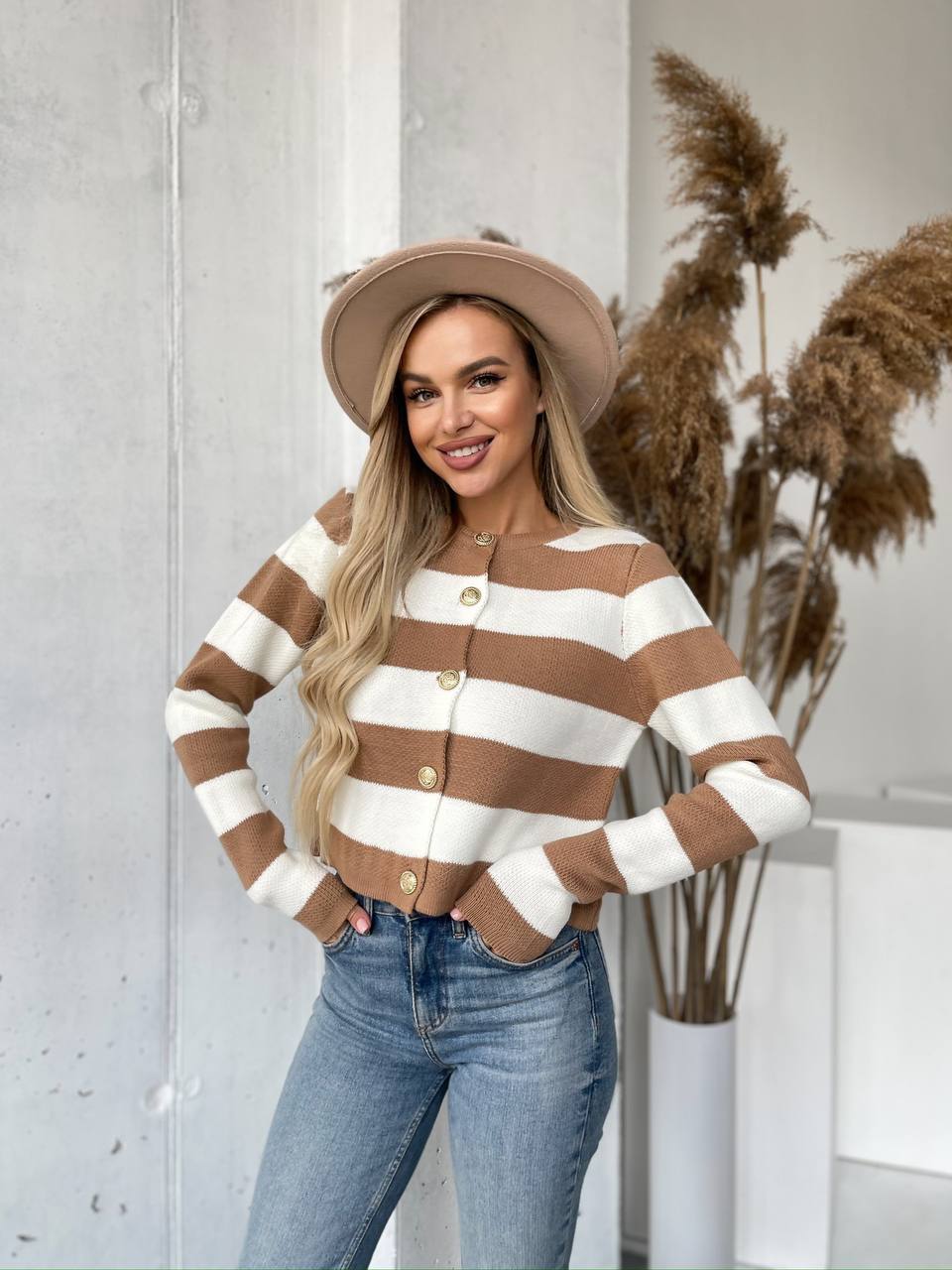 Жіноча кофта на гудзиках у кавову смужку білого кольору 29587