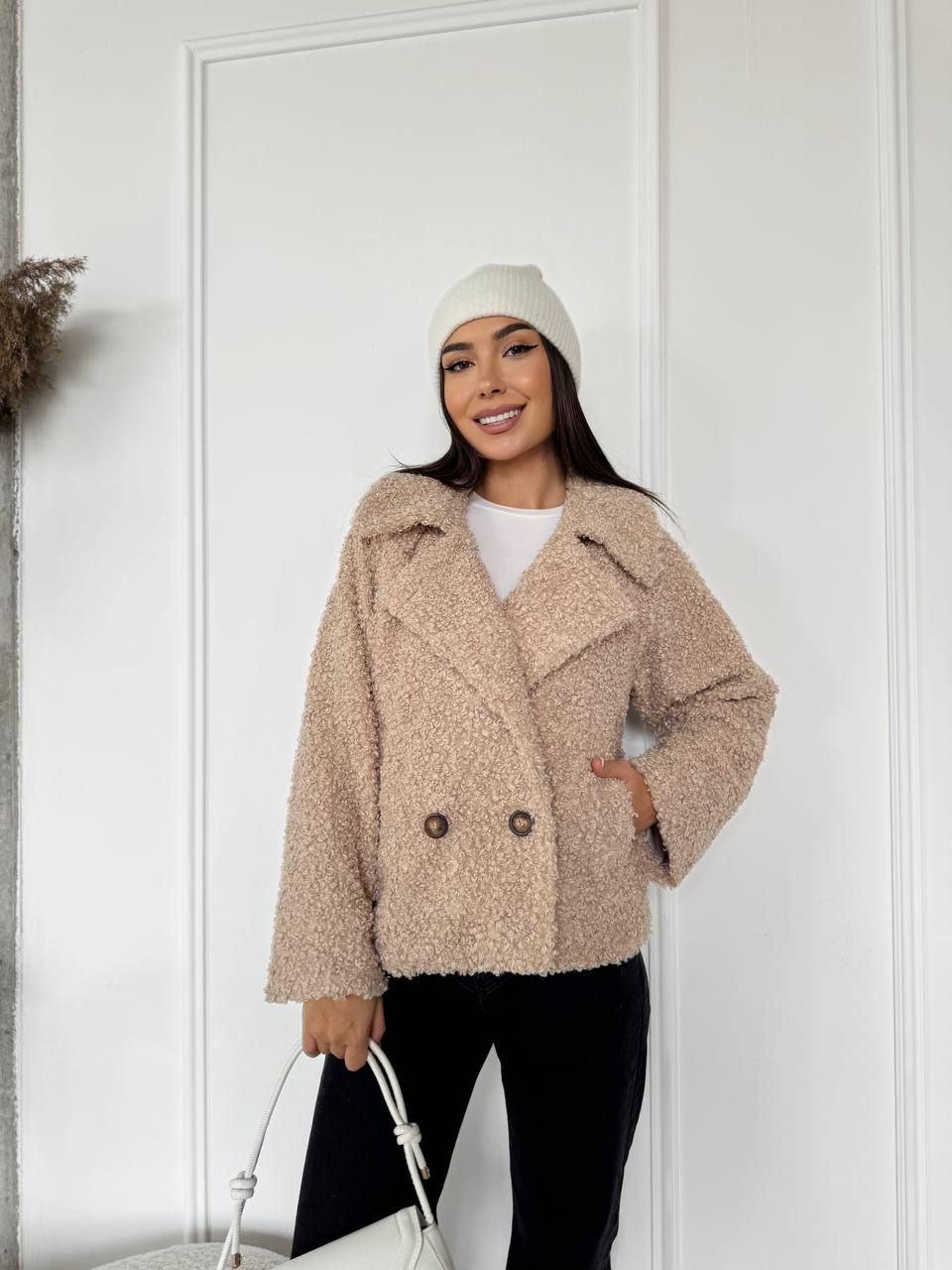 Жіноча коротка шуба з букле бежевого кольору 29805