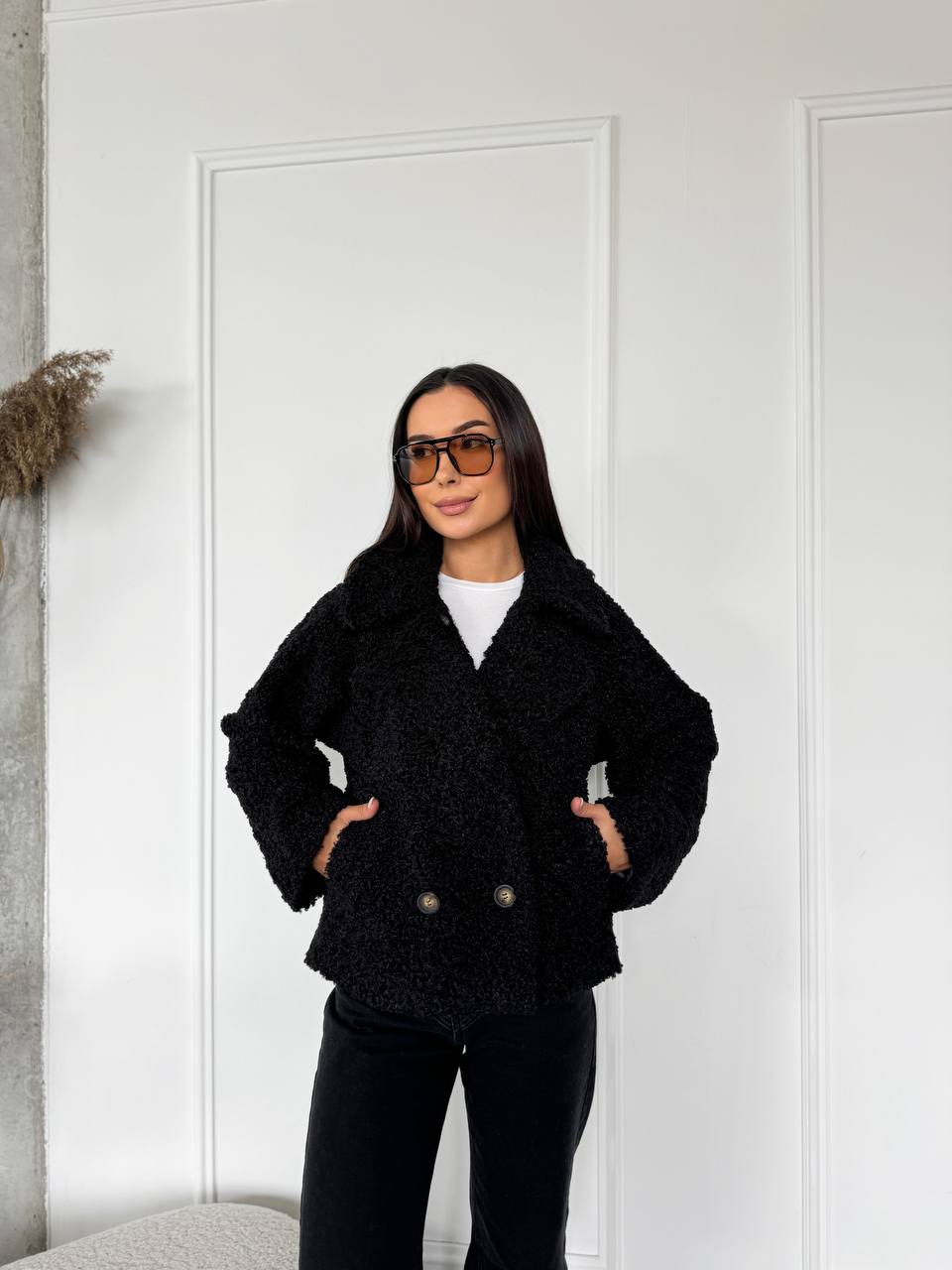 Жіноча коротка шуба з букле чорного кольору 29807
