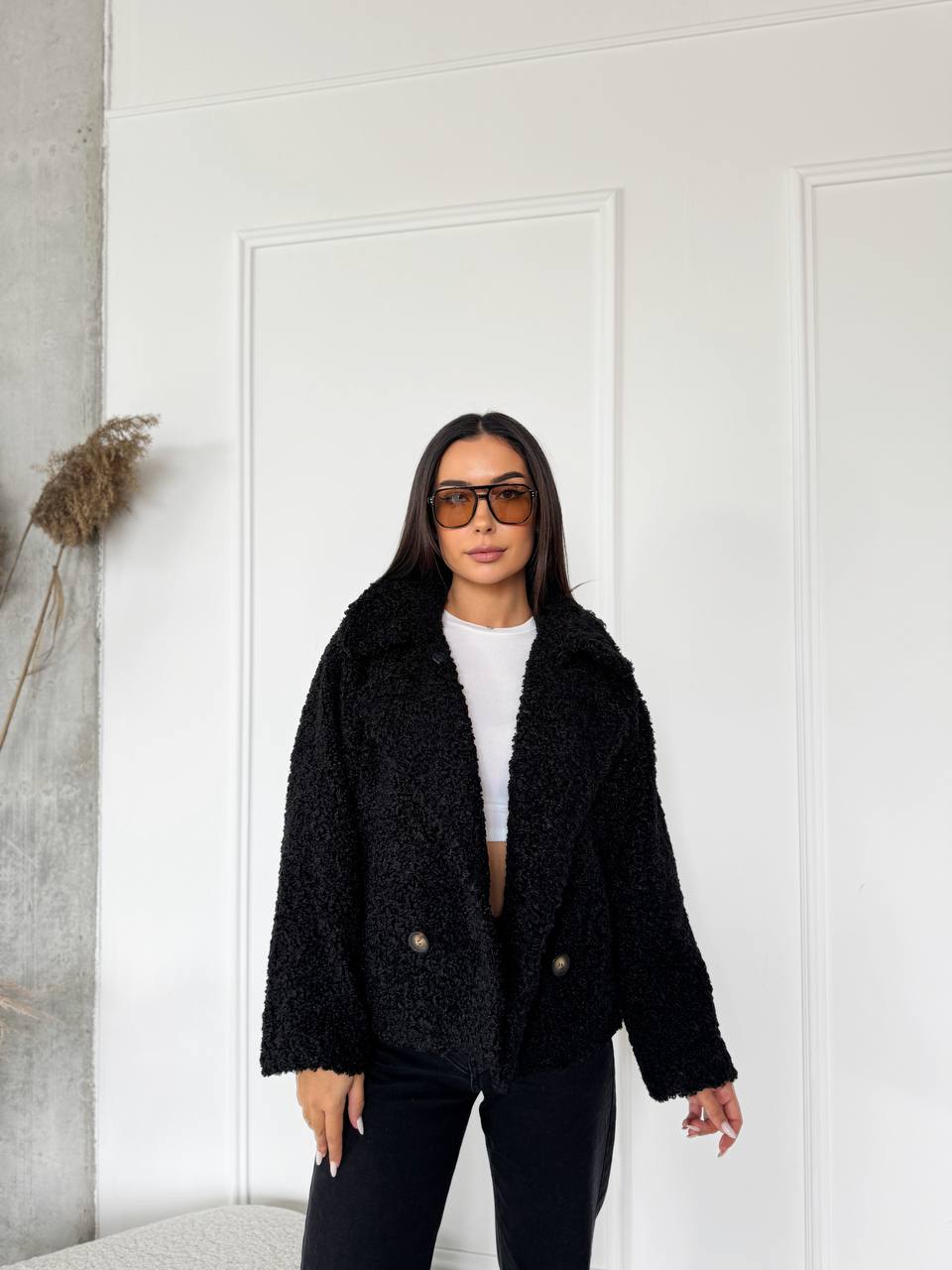 Жіноча коротка шуба з букле чорного кольору 29807