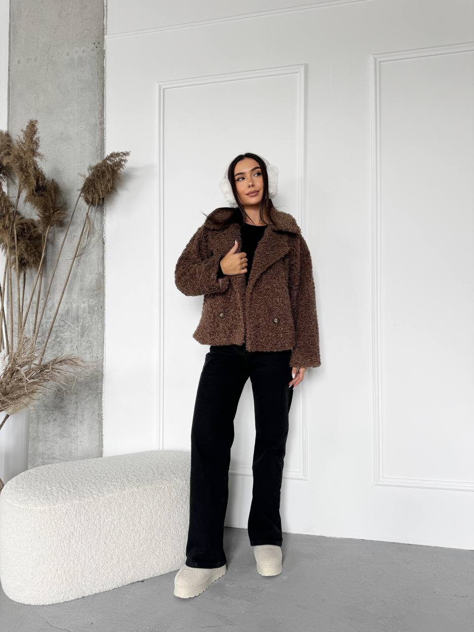 Женская короткая шуба из букле коричневого цвета 29808