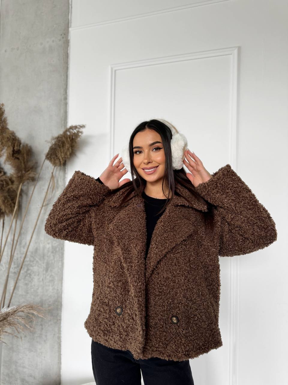 Женская короткая шуба из букле коричневого цвета 29808