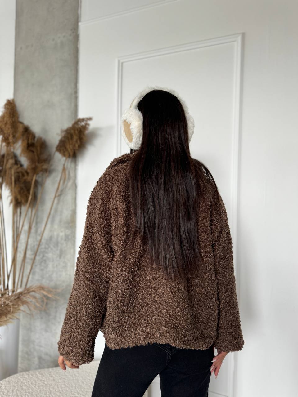 Женская короткая шуба из букле коричневого цвета 29808