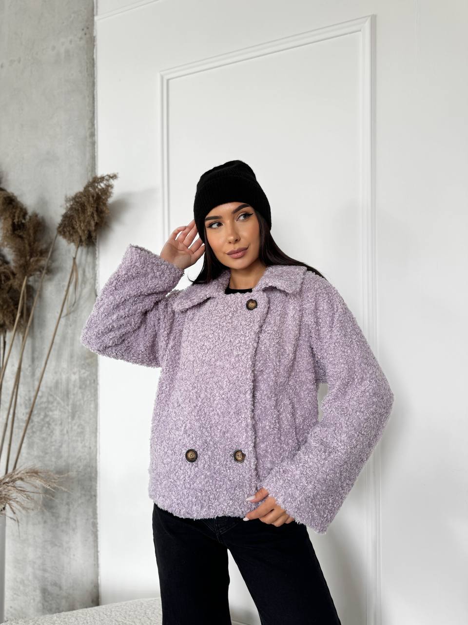Жіноча коротка шуба з букле лiлового кольору 29809