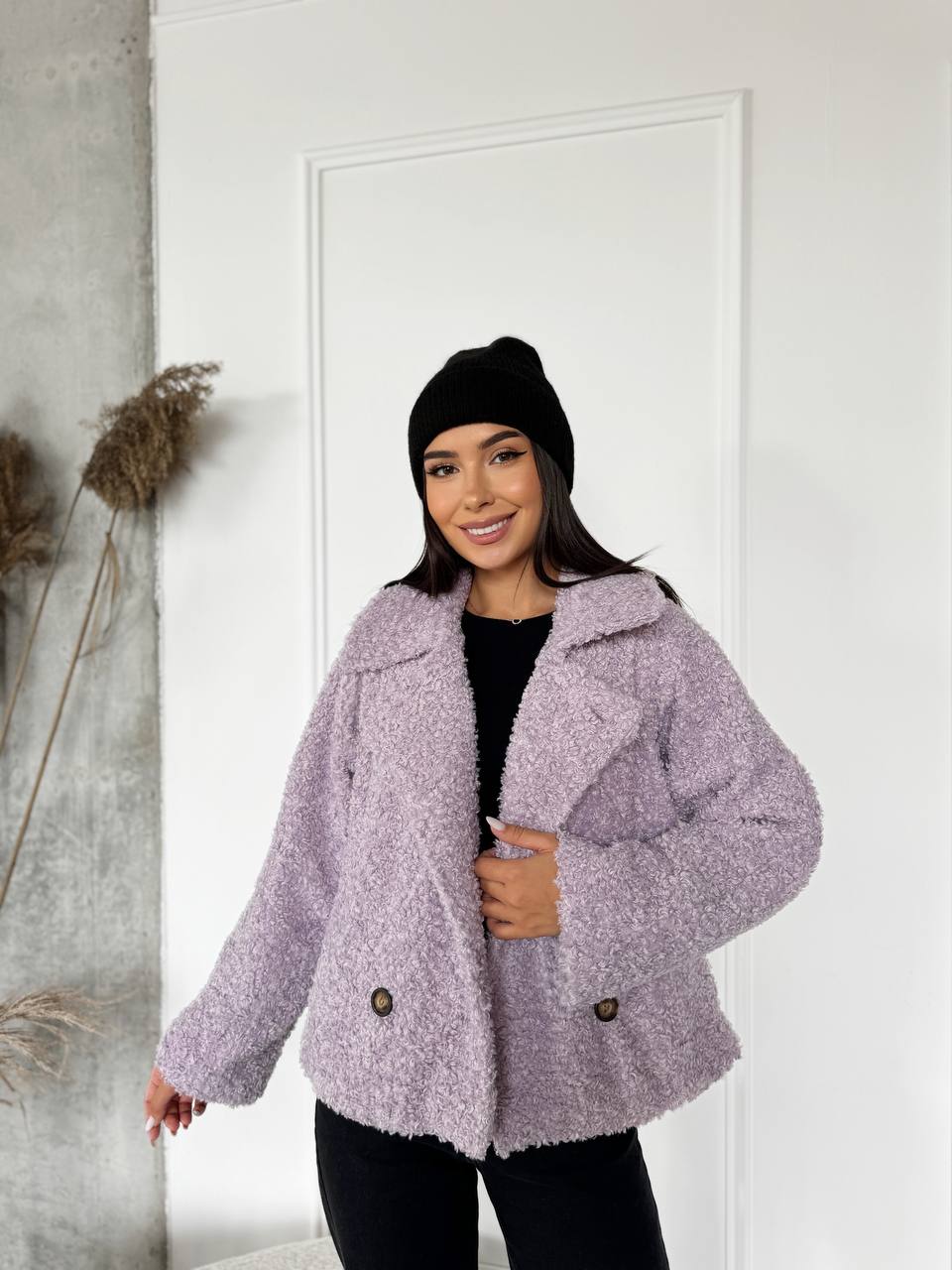 Жіноча коротка шуба з букле лiлового кольору 29809