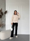 Жіноча коротка шуба з букле молочного кольору 29806