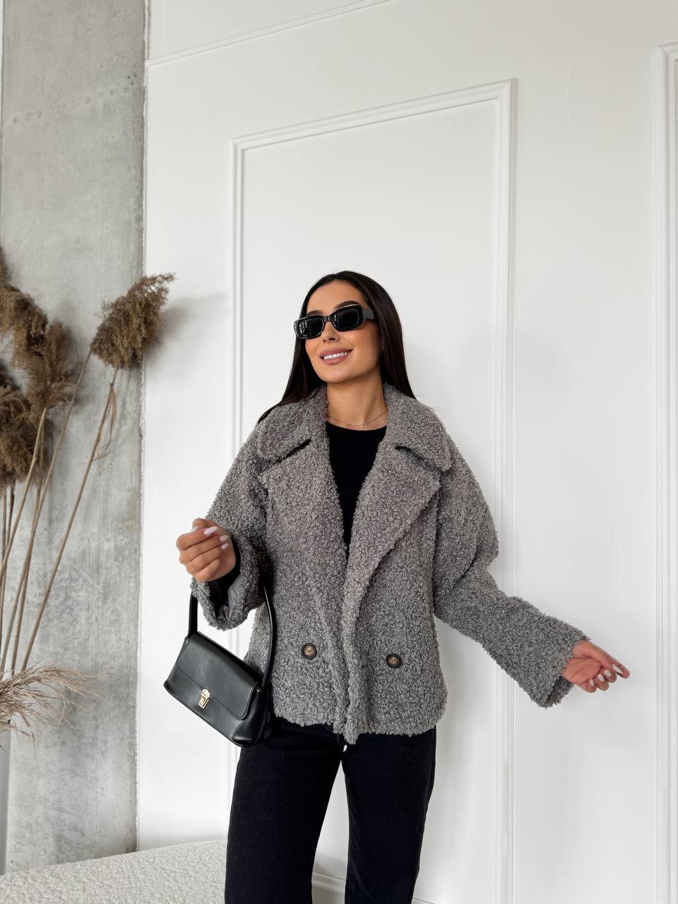 Жіноча коротка шуба з букле сiрого кольору 29810