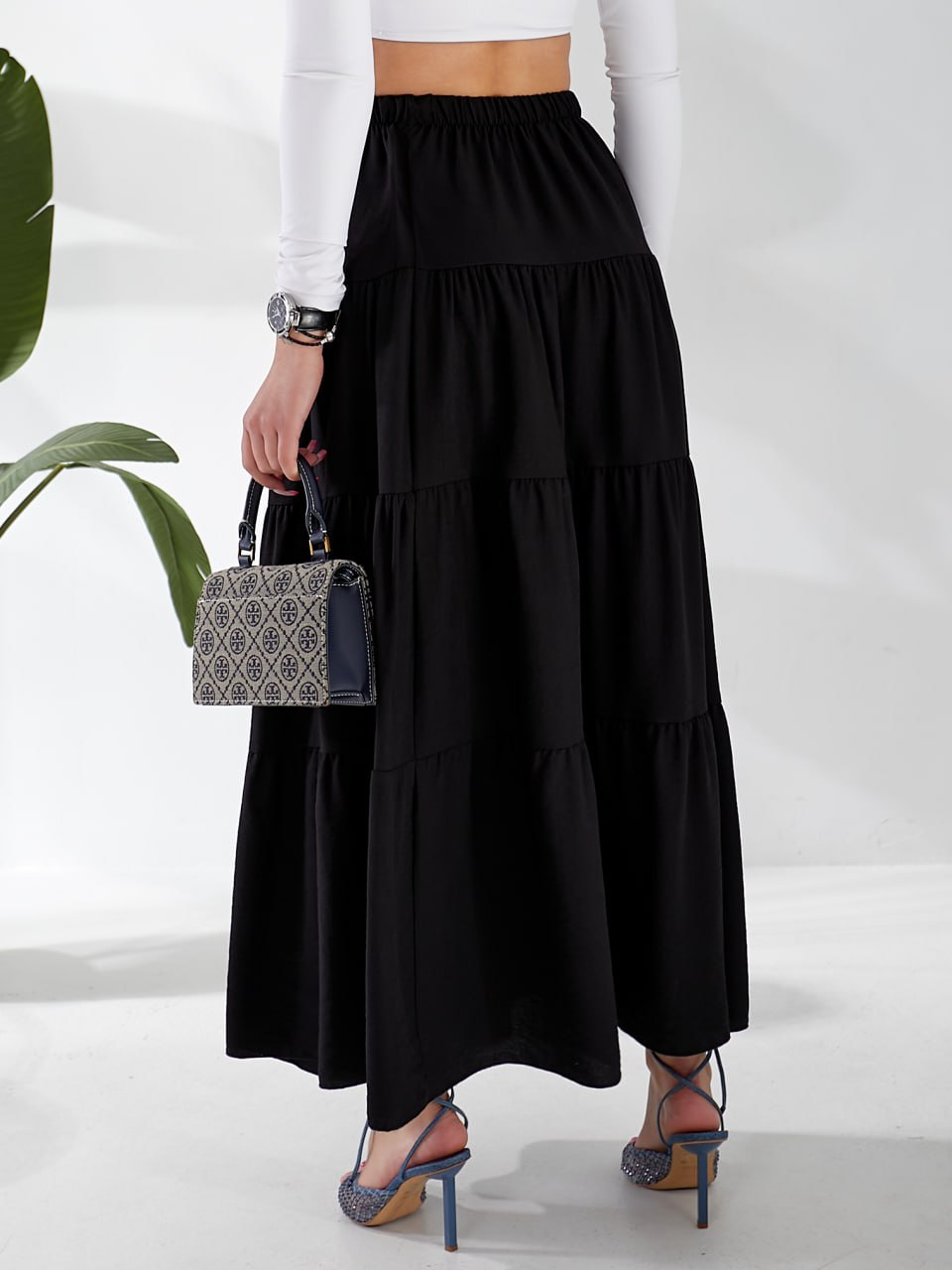 Жіноча льняна спідниця міді з воланами чорного кольору 33213