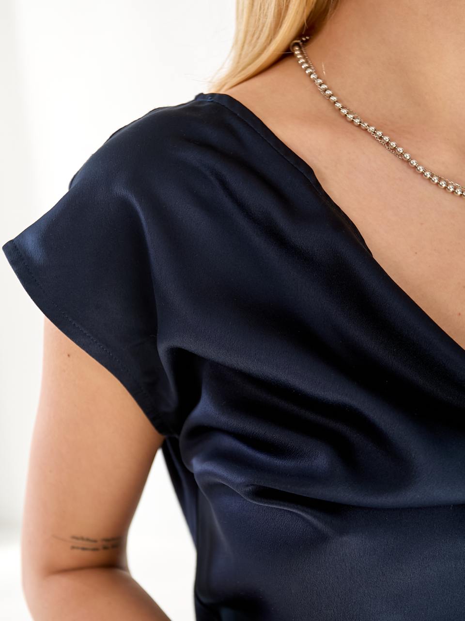 Майка жіноча на одне плече синього кольору 33362