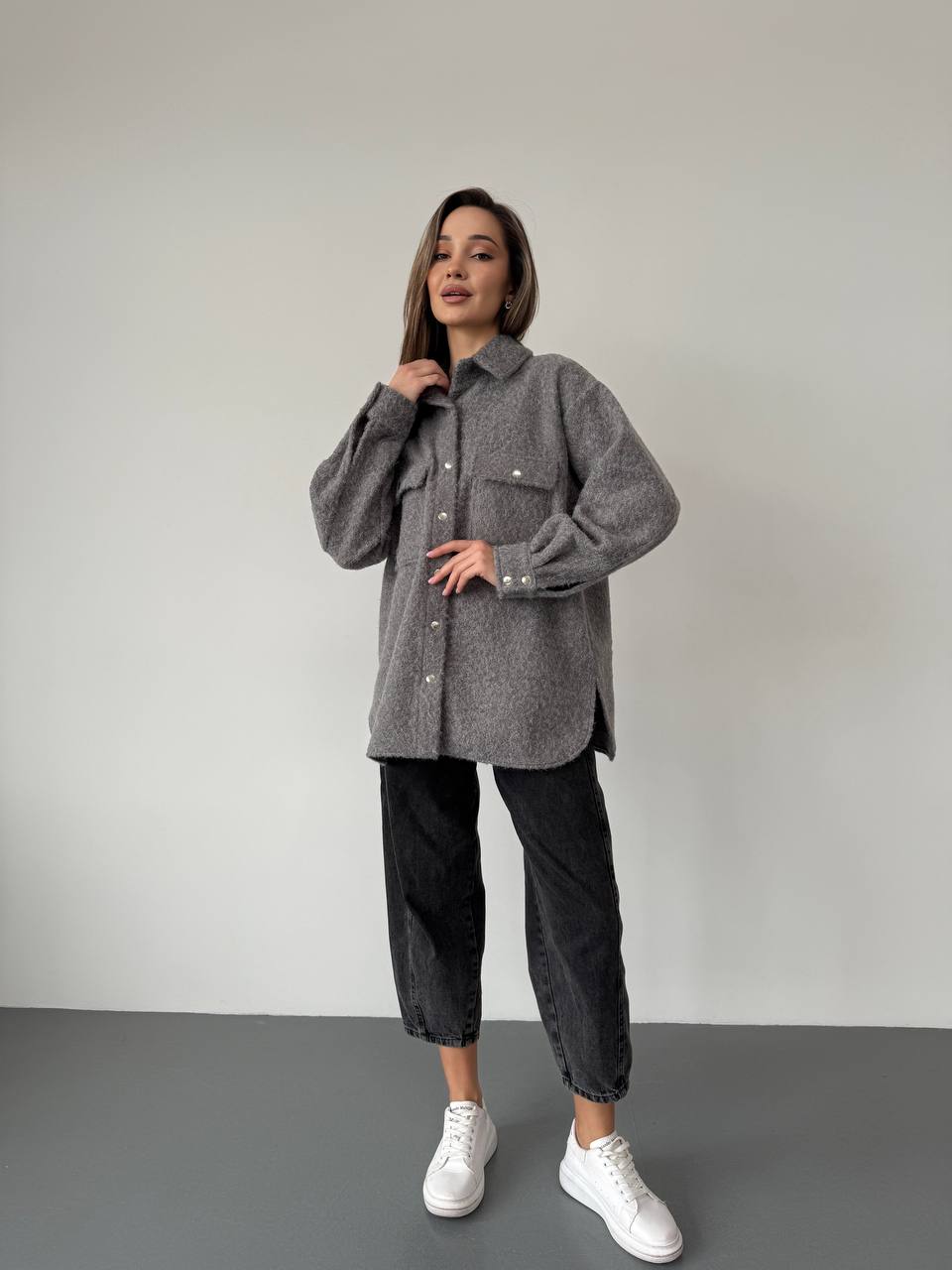 Жіноча сорочка з букле сірого кольору 30900