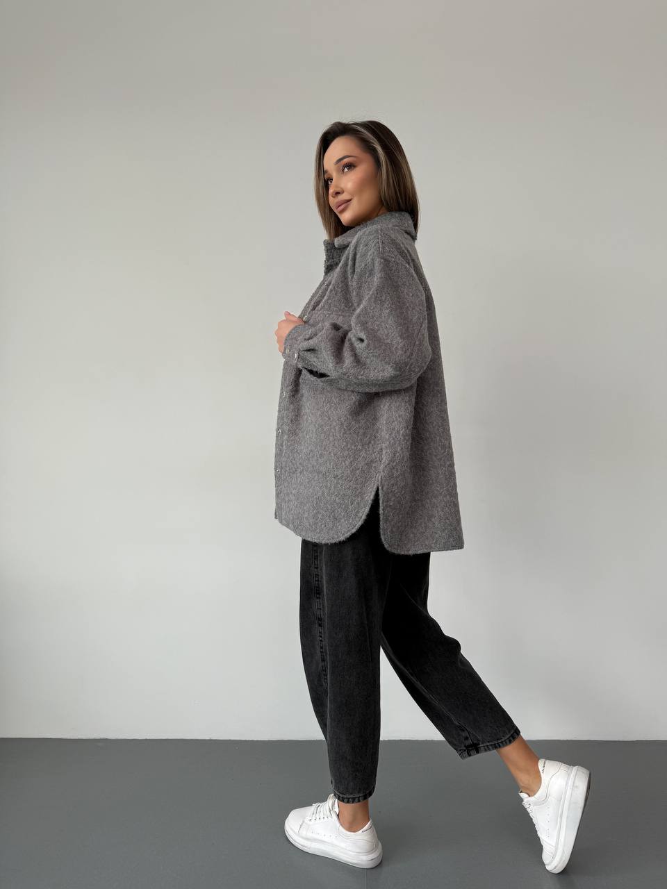 Жіноча сорочка з букле сірого кольору 30900