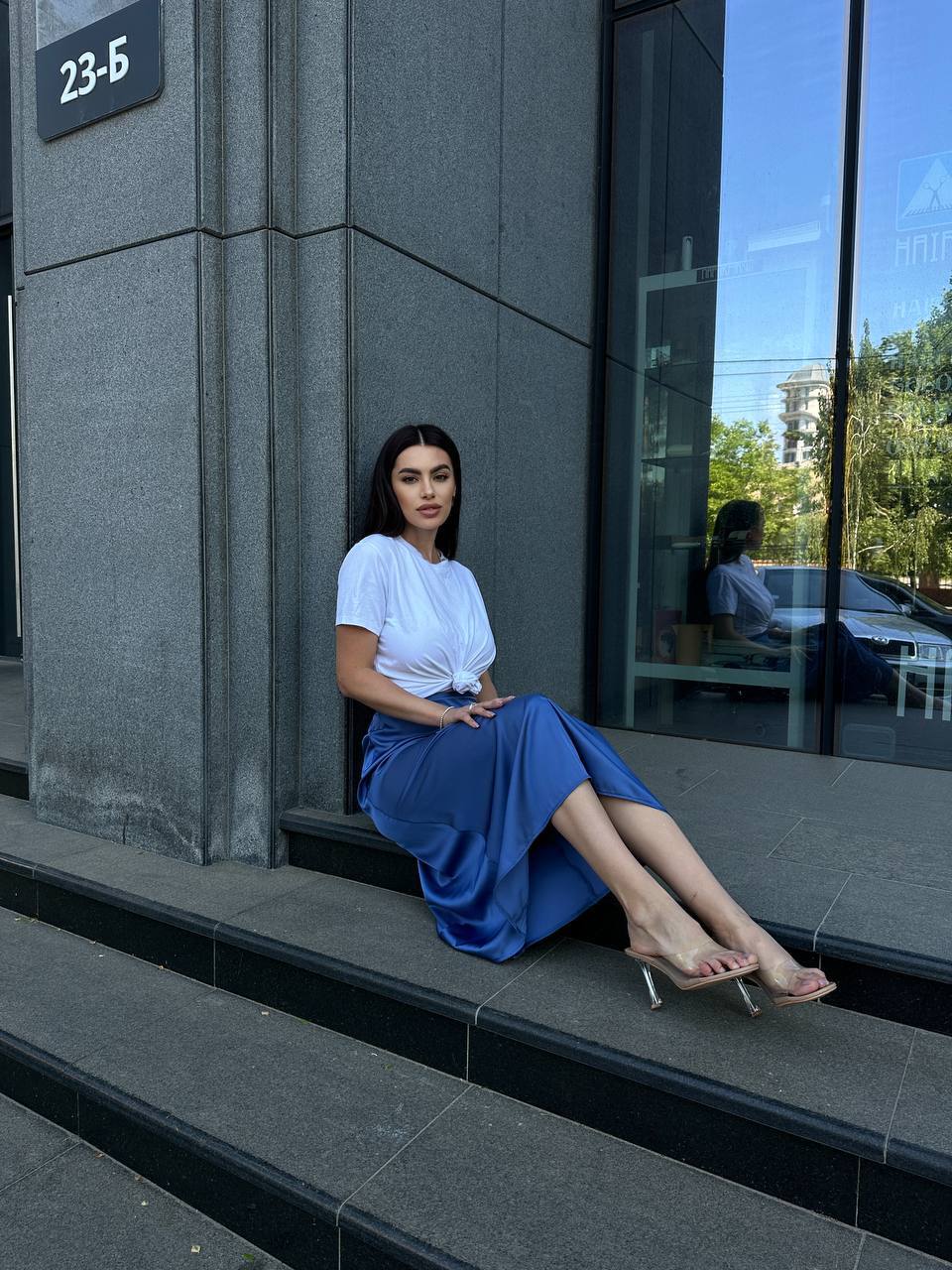 Жіноча шовкова спідниця міді синього кольору 33190