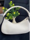 Жіноча сумка-багет з пористої еко-шкіри бiлого кольору 32387
