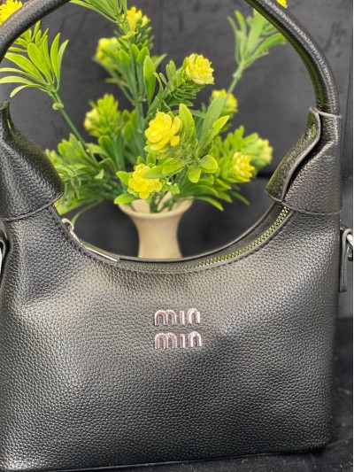 Жіноча сумка-багет з пористої еко-шкіри чорного кольору 32369