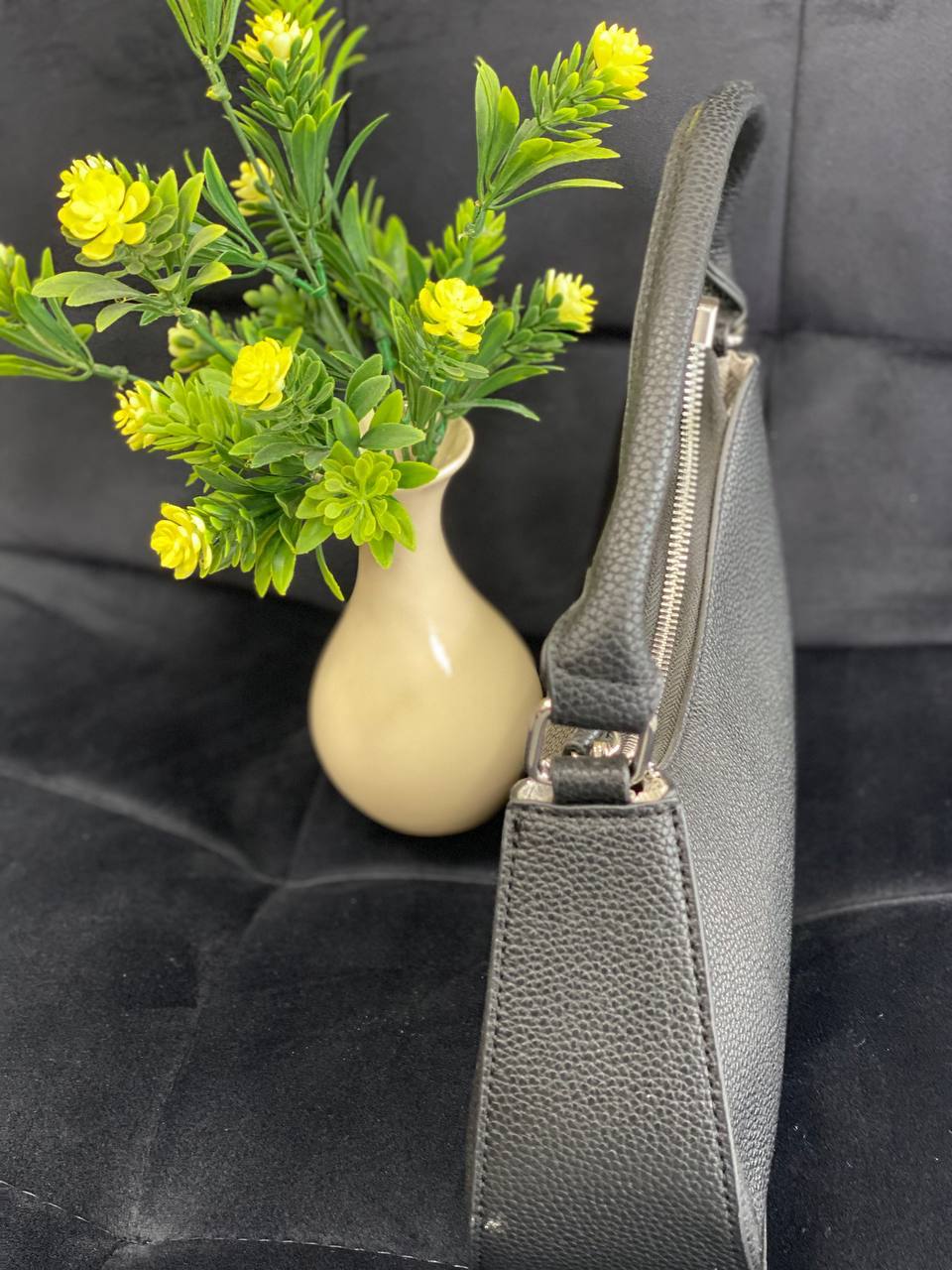 Жіноча сумка-багет з пористої еко-шкіри чорного кольору 32388