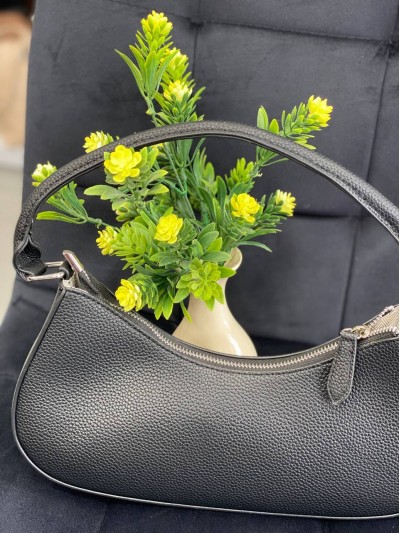 Жіноча сумка-багет з пористої еко-шкіри чорного кольору 32388