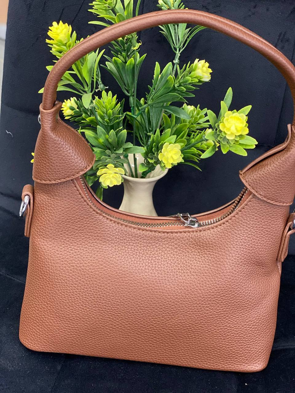 Жіноча сумка-багет з пористої еко-шкіри коричневого кольору 32373