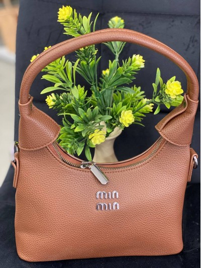 Жіноча сумка-багет з пористої еко-шкіри коричневого кольору 32373