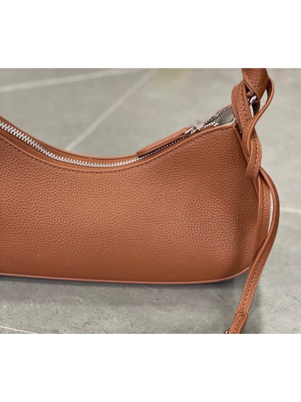 Жіноча сумка-багет з пористої еко-шкіри коричневого кольору 32385