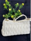 Жіноча сумка-багет із жатої еко-шкіри бiлого кольору 32362