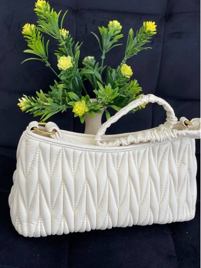 Жіноча сумка-багет із жатої еко-шкіри бiлого кольору 32362