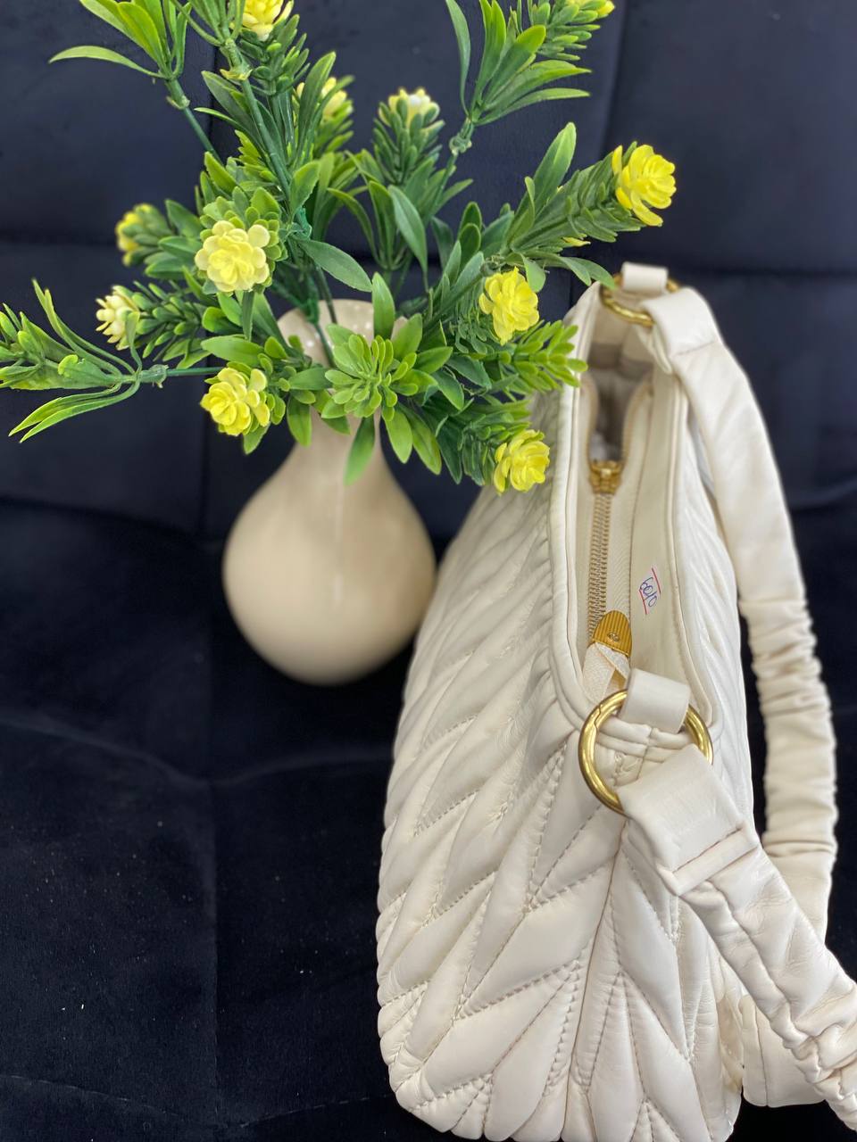 Жіноча сумка-багет із жатої еко-шкіри бiлого кольору 32362