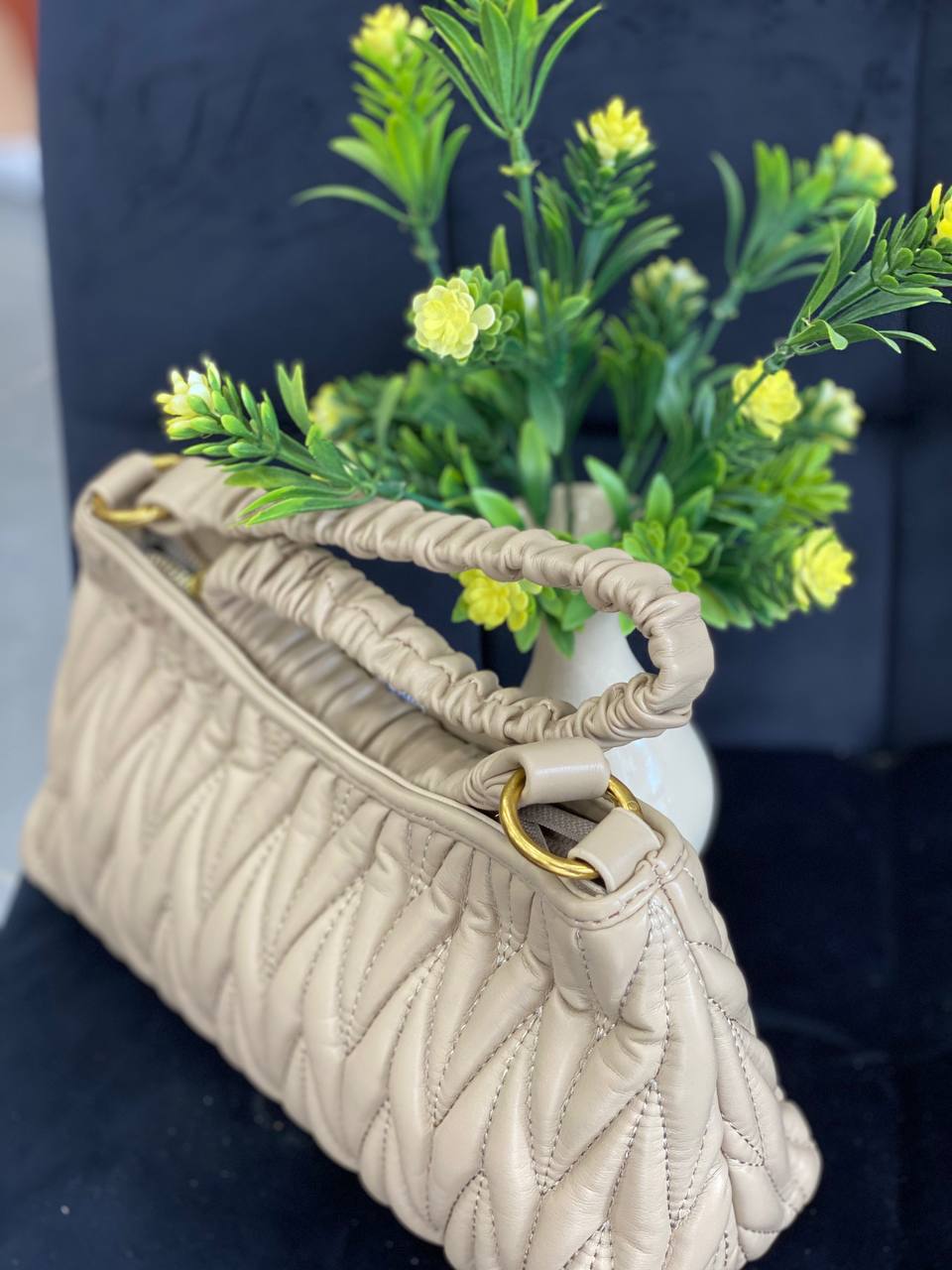 Жіноча сумка-багет із жатої еко-шкіри бежевого кольору 32364