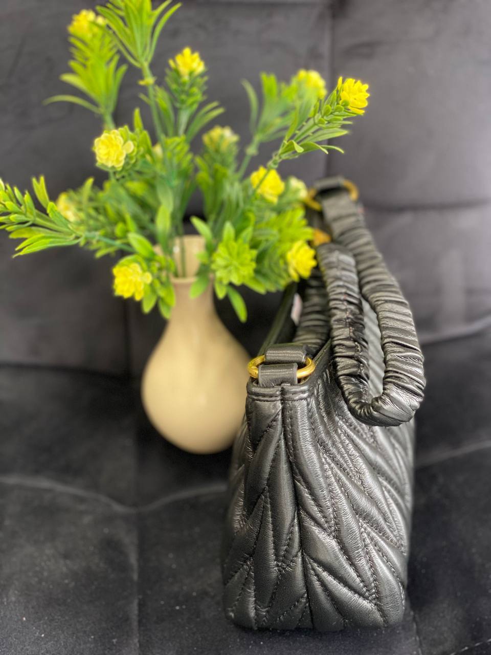 Жіноча сумка-багет із жатої еко-шкіри чорного кольору 32360