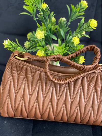 Жіноча сумка-багет із жатої еко-шкіри коричневого кольору 32361