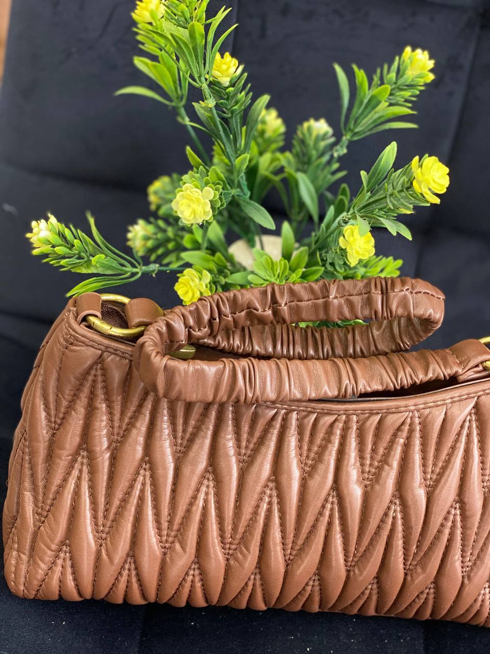 Жіноча сумка-багет із жатої еко-шкіри коричневого кольору 32361