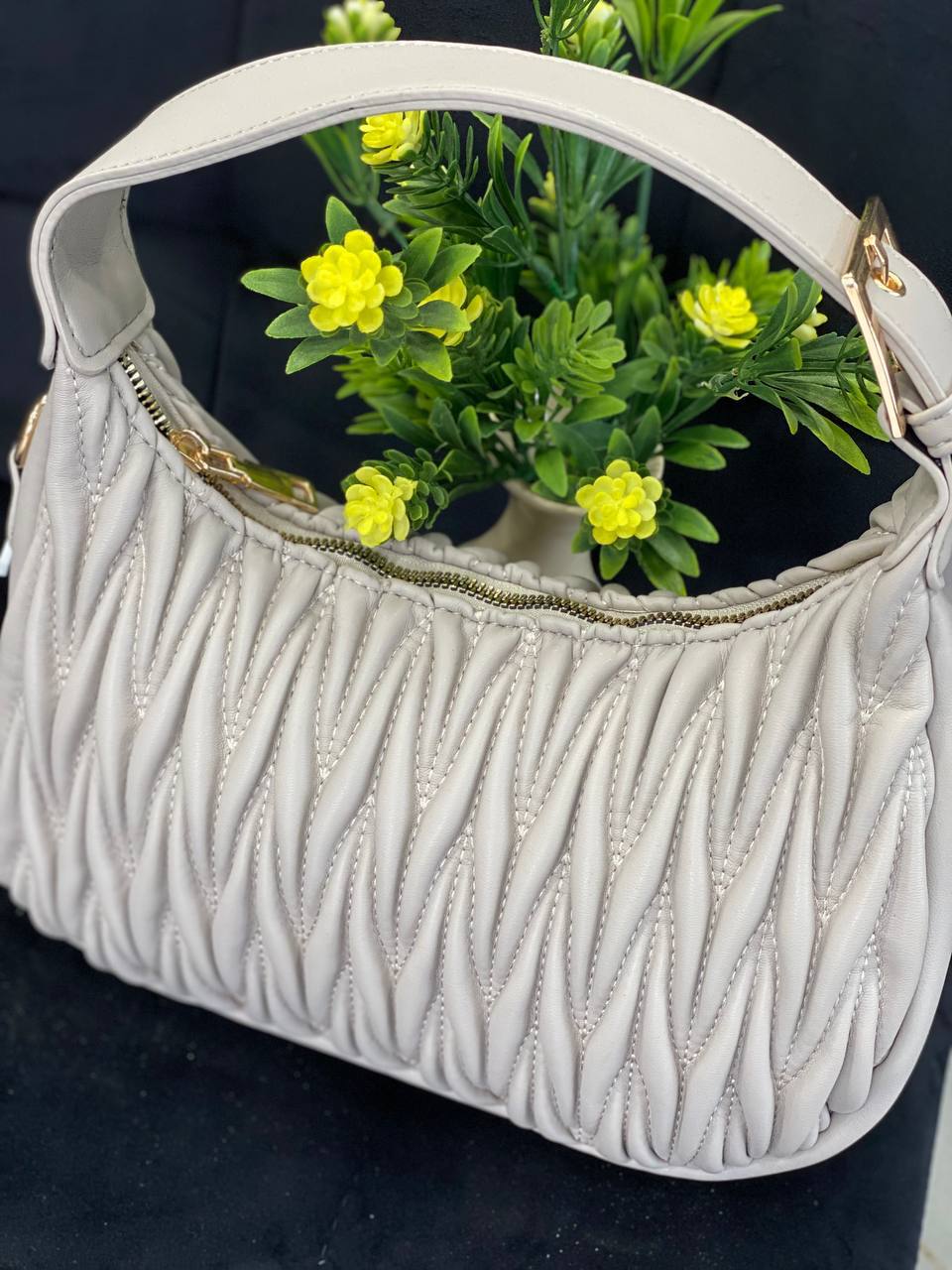 Жіноча сумка-багет із жатої еко-шкіри сiрого кольору 32251