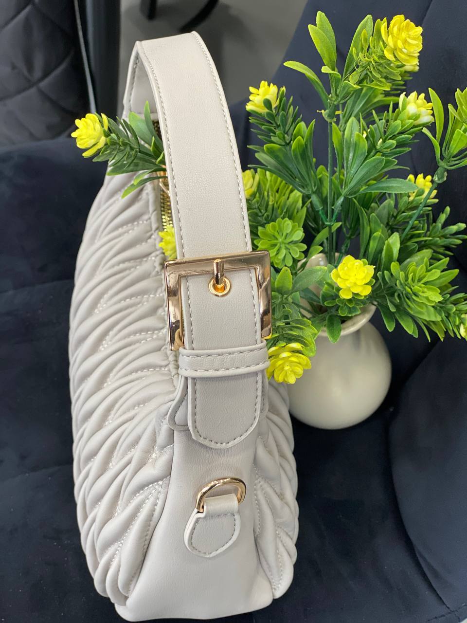 Жіноча сумка-багет із жатої еко-шкіри сiрого кольору 32251