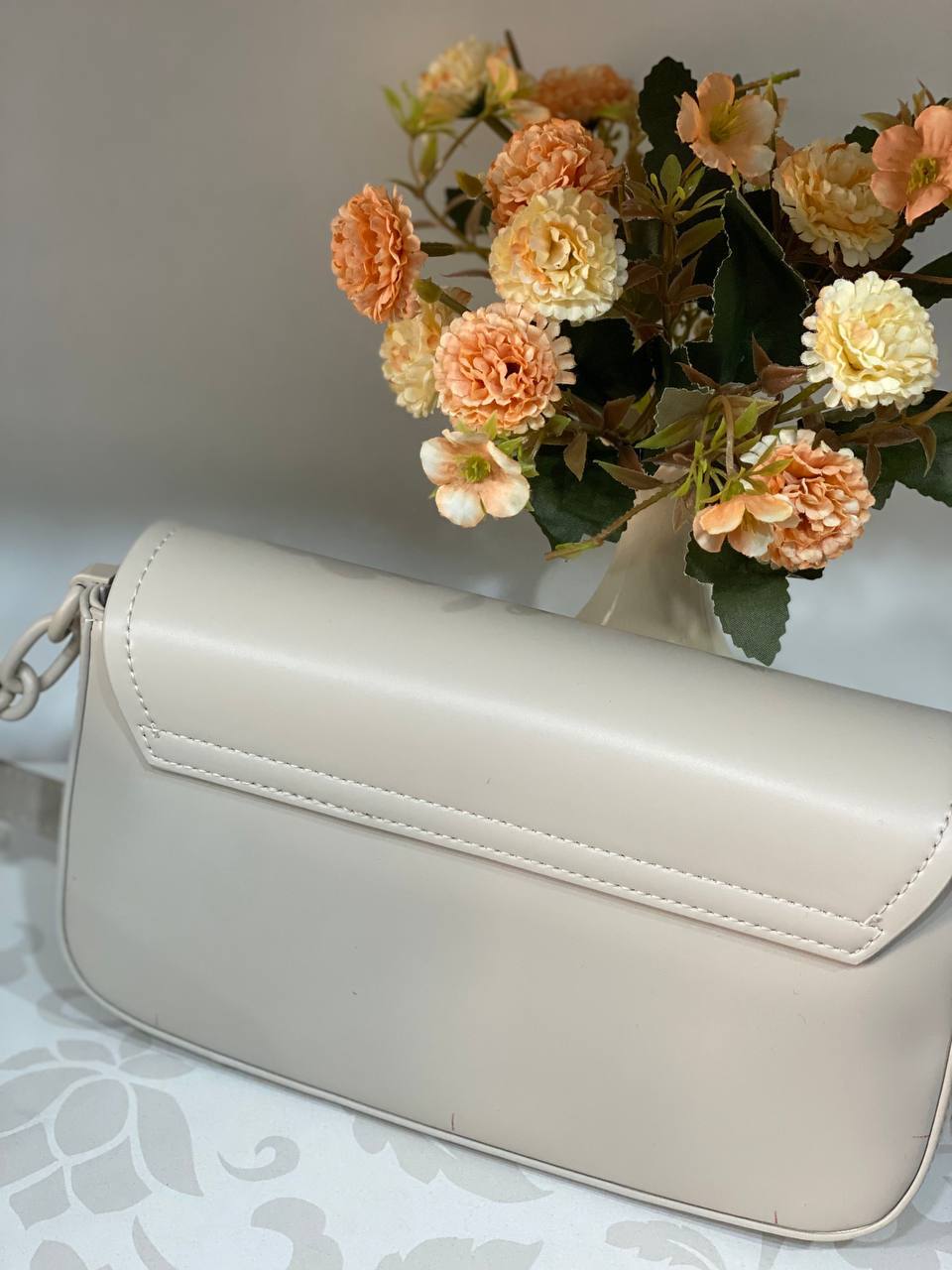 Жіноча сумка крос-боді із еко-шкіри молочного кольору 31989