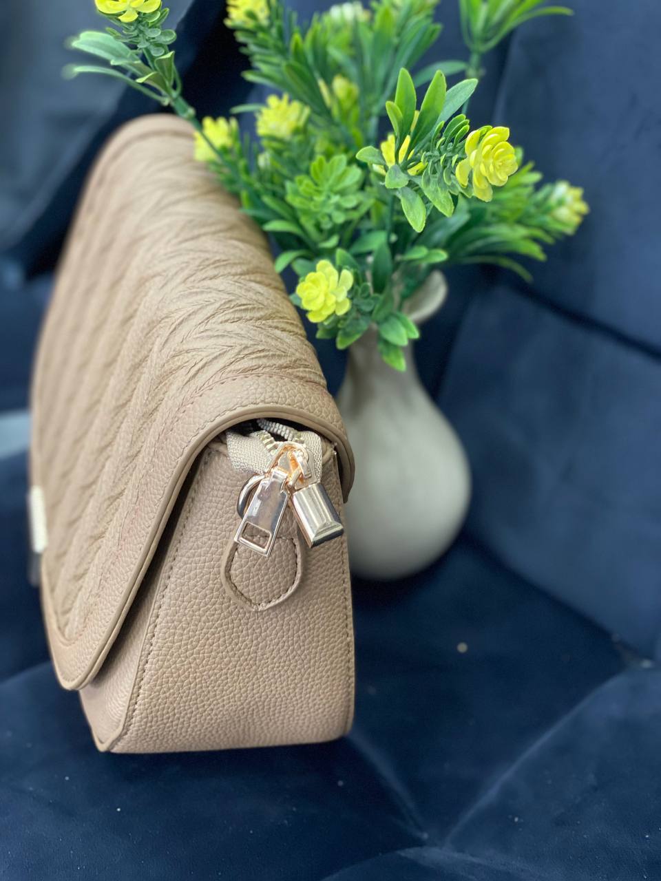 Жіноча сумка крос-боді на кнопцi з еко-шкіри кавового кольору 32357