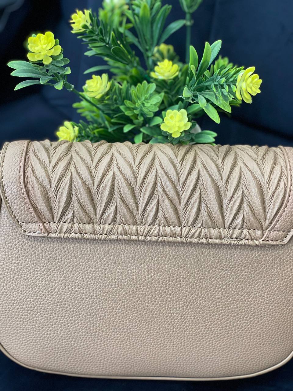 Жіноча сумка крос-боді на кнопцi з еко-шкіри кавового кольору 32357