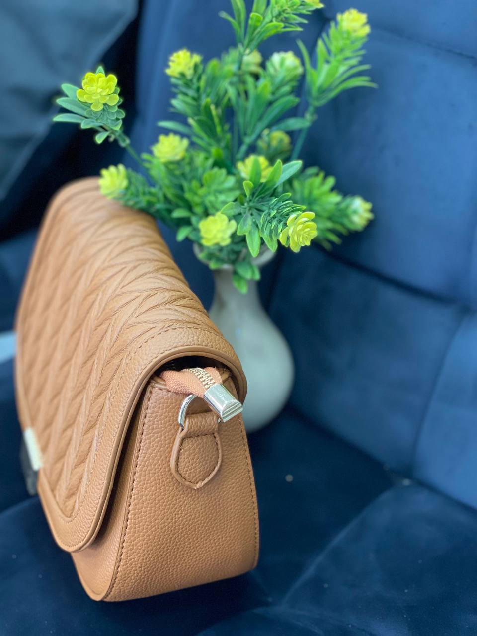 Жіноча сумка крос-боді на кнопцi з еко-шкіри коричневого кольору 32356