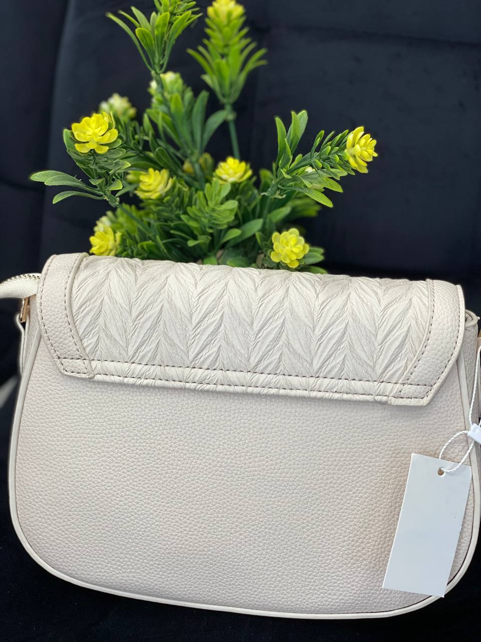 Жіноча сумка крос-боді на кнопцi з еко-шкіри молочного кольору 32358