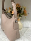 Жіноча сумка на плече iз еко-шкіри бежевого кольору 32167