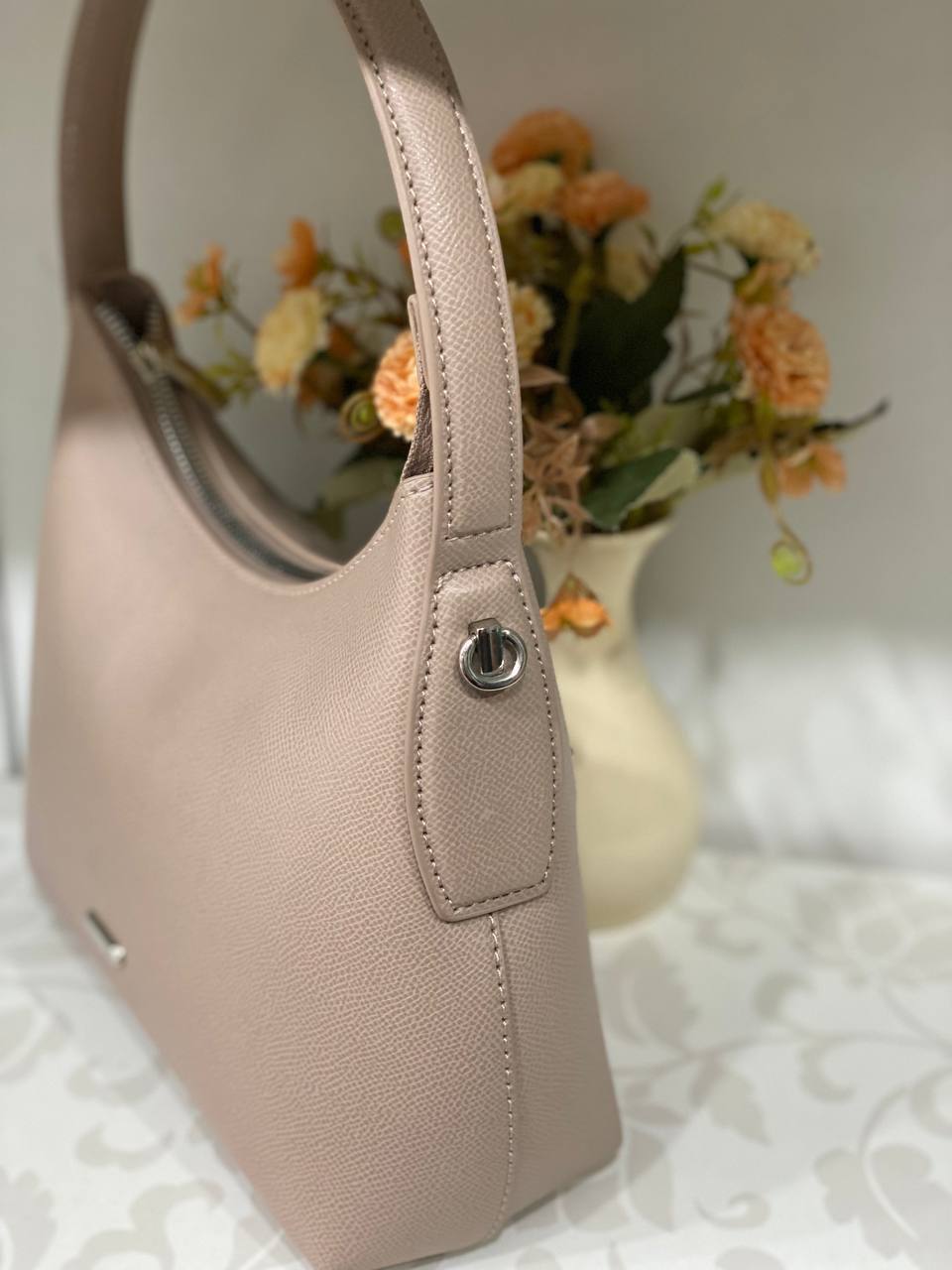 Жіноча сумка на плече iз еко-шкіри бежевого кольору 32167
