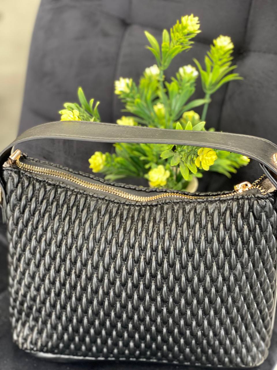 Жіноча сумка на плече із жатої еко-шкіри чорного кольору 32262