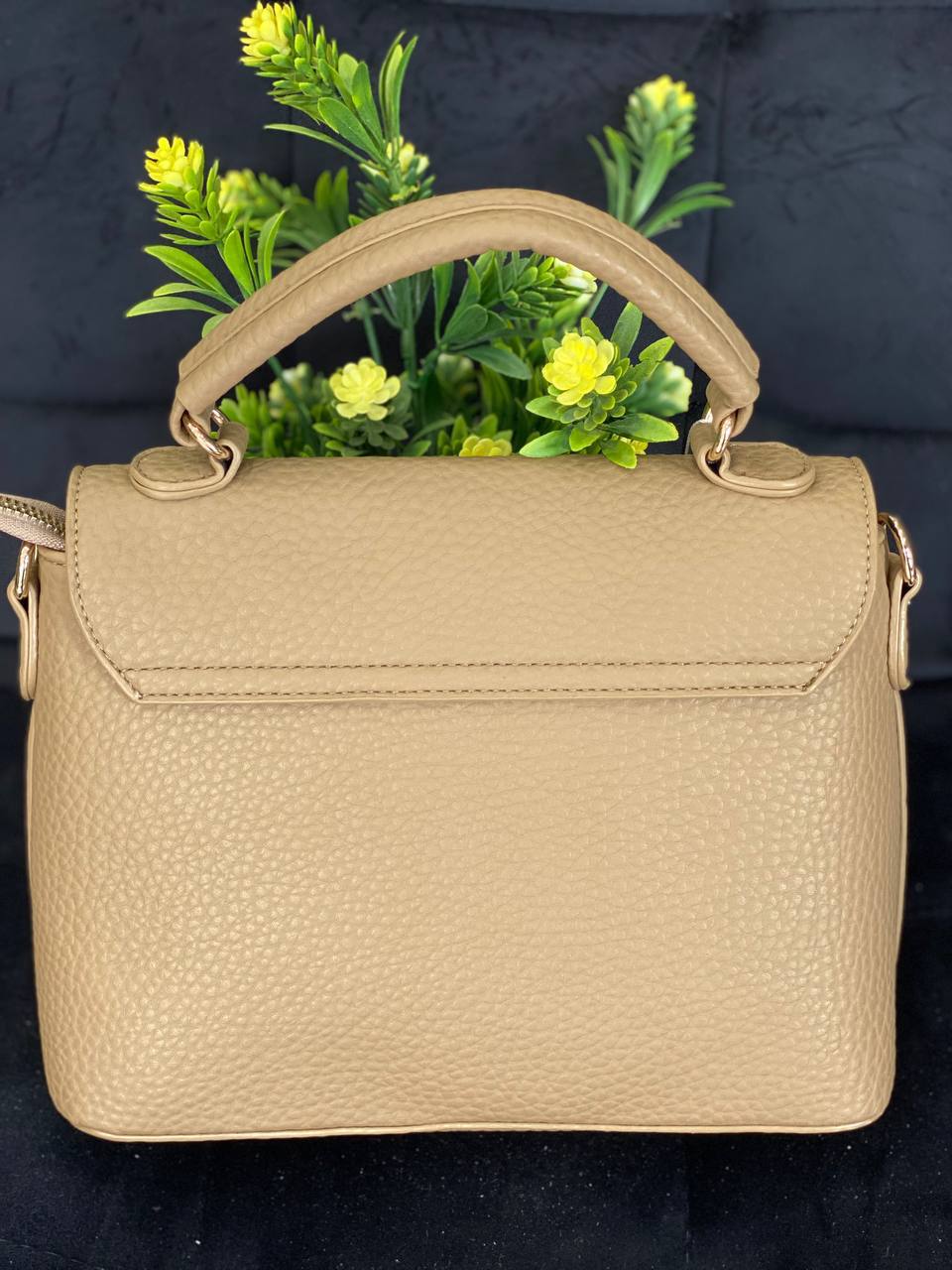 Жіноча сумка-портфель з пористої еко-шкіри бежевого кольору 32069