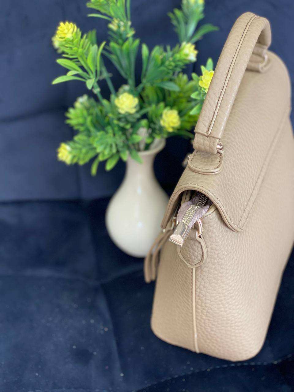 Жіноча сумка-портфель з пористої еко-шкіри бежевого кольору 32069