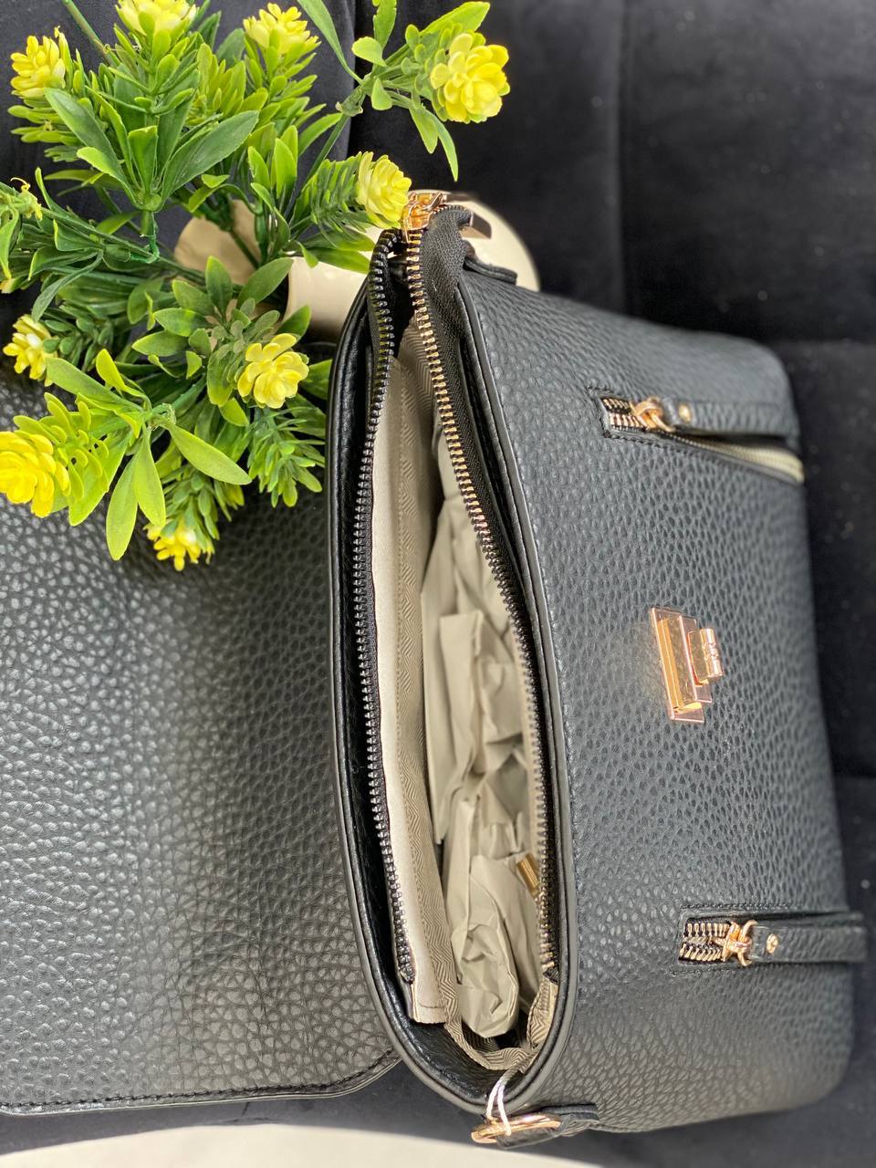 Жіноча сумка-портфель з пористої еко-шкіри чорного кольору 32066