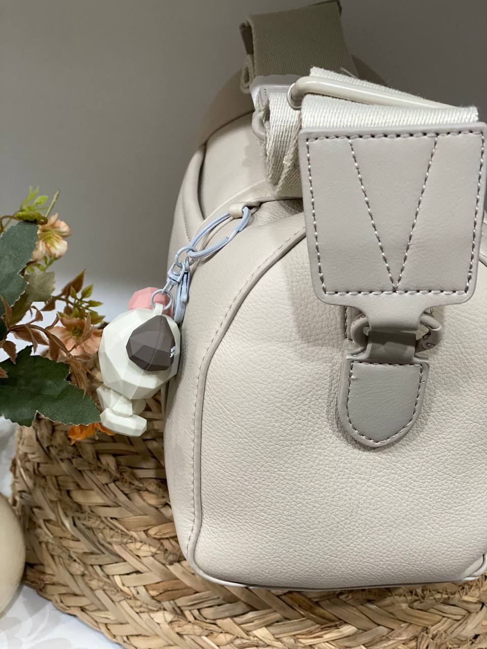 Женская вместительная сумка через плече из эко-кожи бежевого цвета 32521